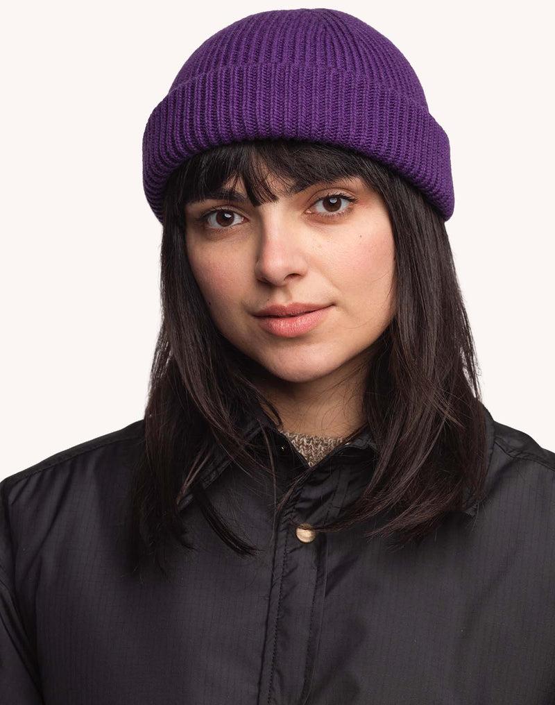 OLOW Falco Merinowoll-Beanie in Violett am Model – Frontalansicht